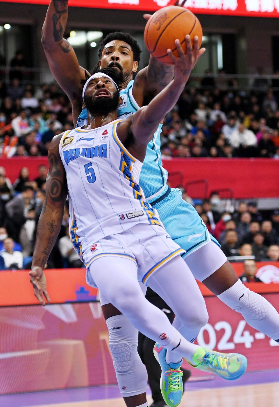 关于赛后CBA常规赛传出新动向，阿贾克斯临场应变，管理层表态：底气十足，身体对抗强度拉满的信息