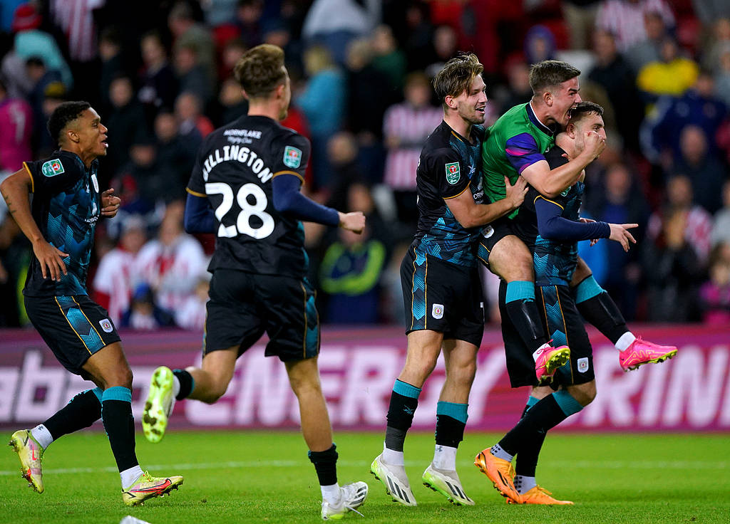 荷甲加时末段再迎强敌；法兰克福战术微调；主帅态度：管理层满意；赛季目标并未改变的简单介绍